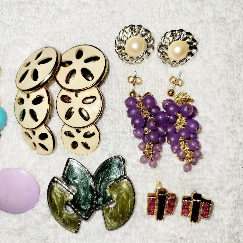 Set of 7 Vintage Earrings - Picture 3 of 4
